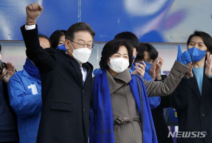 [대구=뉴시스] 최동준 기자 = 제20대 대통령선거 공식 선거운동이 시작된 15일 이재명 더불어민주당 대선 후보가 대구 동성로에서 열린 유세에서 추미애 전 법무부 장관과 함께 지지를 호소하고 있다. 2022.02.15. photocdj@newsis.com