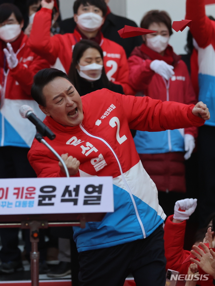 [부산=뉴시스] 전신 기자 = 윤석열 국민의힘 대선 후보가 제20대 대통령선거 공식 선거운동이 시작된 지난 15일 부산 부전동 서면 젊음의 거리에서 지지를 호소하고 있다. 2022.02.15. photo1006@newsis.com