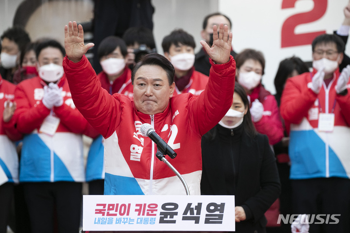 [부산=뉴시스] 전신 기자 = 윤석열 국민의힘 대선 후보가 제20대 대통령선거 공식 선거운동이 시작된 15일 부산 부전동 서면 젊음의 거리에서 지지를 호소하고 있다. 2022.02.15. photo1006@newsis.com