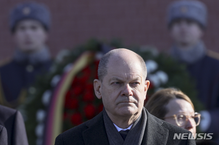 [모스크바=AP/뉴시스] 러시아를 방문 중인 올라프 숄츠 독일 총리가 15일(현지시간) 모스크바 무명 용사의 묘에 헌화하고 있다. 2022.02.16.