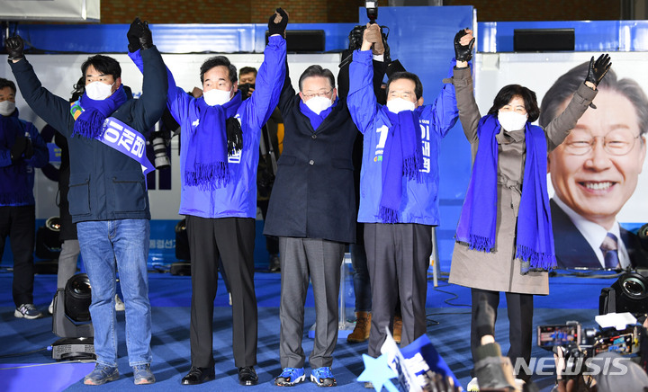 [서울=뉴시스] 국회사진기자단 = 이재명 더불어민주당 대선 후보가 제20대 대통령선거 공식 선거운동이 시작된 15일 서울 강남고속버스터미널에서 열린 서울 첫 집중 유세에 참석해 지지를 호소하며 팔을 들어 보이고 있다. 왼쪽부터 추미애 명예선대위원장, 정세균 상임고문, 이 후보, 이낙연 총괄선대위원장, 박용진 공동선대위원장. 2022.02.15. photo@newsis.com