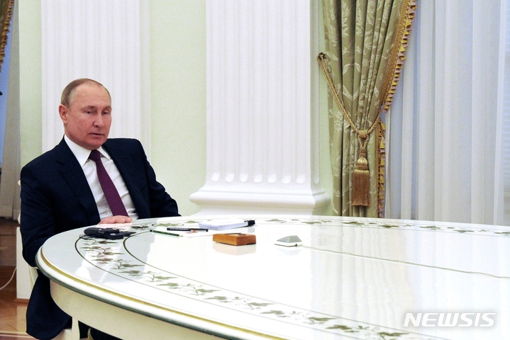 [모스크바=AP/뉴시스] 블라디미르 푸틴 러시아 대통령이 15일(현지시간) 러시아 모스크바에서 올라프 숄츠 독일 총리와 정상회담을 하고 있다. 2022.02.15