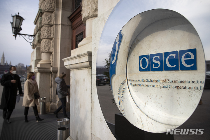 [빈=AP/뉴시스]지난 15일(현지시간) 오스트리아 빈에서 비공개로 열린 유럽안보협력기구(OSCE)에 대표단이 회의 참석을 위해 입장하고 있다. 우크라이나는 지난 13일 러시아의 군사력 증강 배치와 관련해 OSCE에 긴급 회의 소집을 요청했다. 러시아는 이날 회의에 불참했다. 2022.02.15.