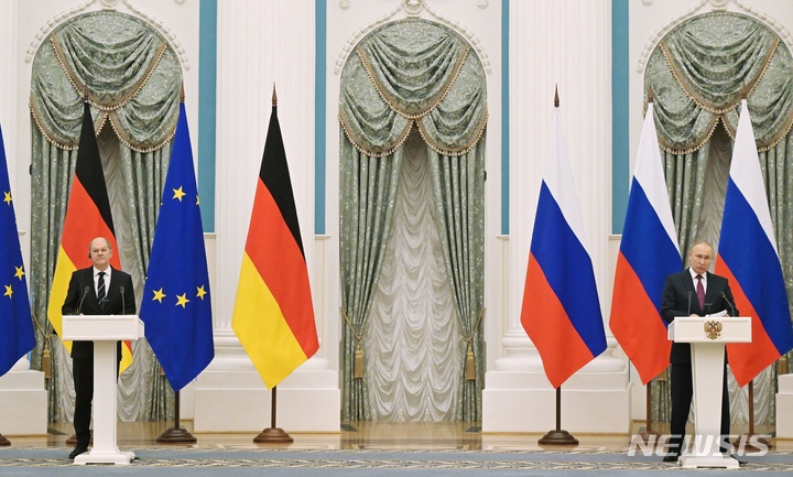 [모스크바=AP/뉴시스] 블라디미르 푸틴(오른쪽) 러시아 대통령이 지난해 2월15일 러시아 수도 모스크바의 크렘린궁에서 올라프 숄츠 독일 총리와 공동기자회견을 하고 있다. 2023.05.28.