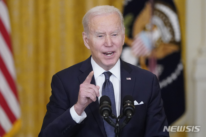 [워싱턴=AP/뉴시스]조 바이든 미국 대통령이 15일(현지시간) 백악관 이스트룸에서 우크라이나 상황에 관해 연설하고 있다. 2022.02.15.