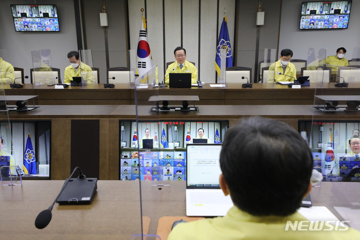 [세종=뉴시스] 강종민 기자 = 김부겸 국무총리(중앙재난안전대책본부장)가 16일 오전 정부세종청사에서 열린 코로나19 대응 중앙재난안전대책본부 회의를 주재하며 모두발언을 하고 있다. 2022.02.16. ppkjm@newsis.com