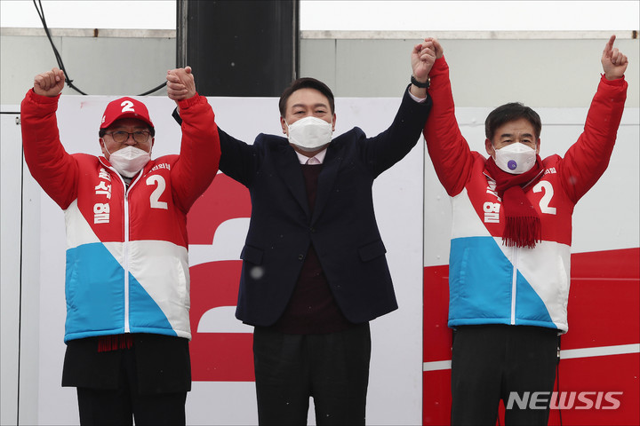 [전주=뉴시스] 전신 기자 = 윤석열 국민의힘 대선 후보가 16일 전북 전주 덕진군 전주역 앞에서 지지를 호소하고 있다. 2022.02.16. photo1006@newsis.com