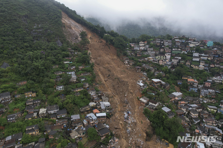 [페트로폴리스=AP/뉴시스] 16일(현지시간) 브라질 페트로폴리스에서 폭우로 인해 산사태가 발생했다. 2022.02.18.