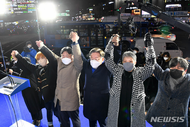 [서울=뉴시스] 국회사진기자단 = 이재명 더불어민주당 대선 후보가 16일 서울 송파구 잠실새내역 인근 광장에서 열린 ‘서울 앞으로, 민생 제대로’ 집중유세에서 참석자들과 지지를 호소하고 있다. 2022.02.16. photo@newsis.com