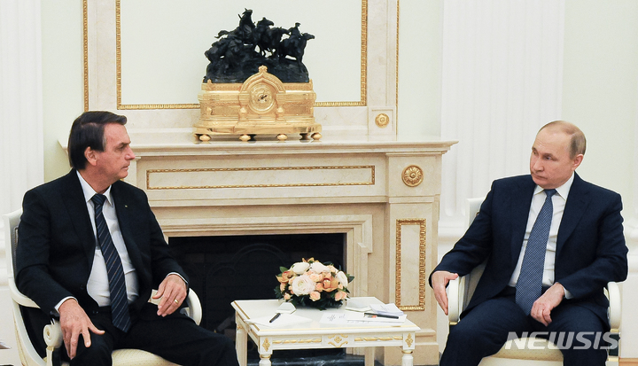 [모스크바(러시아)=AP/뉴시스]16일(현지시간) 러시아 모스크바의 크렘린궁에서 블라디미르 푸틴 러시아 대통령(왼쪽)이 자이르 보우소나루 브라질 대통령과 회담을 가지고 있다. 2022.02.17.
