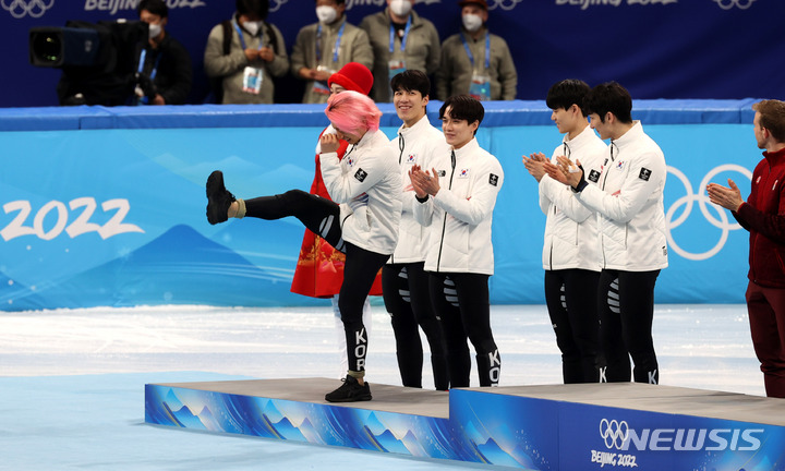 [베이징(중국)=뉴시스] 홍효식 기자 = 16일 오후 중국 베이징 캐피털 실내경기장에서 열린 2022 베이징동계올림픽 쇼트트랙 남자 5000m 계주 플라워 세리머니, 한국 대표팀 선수들이 기뻐하고 있다. 2022.02.16. yesphoto@newsis.com