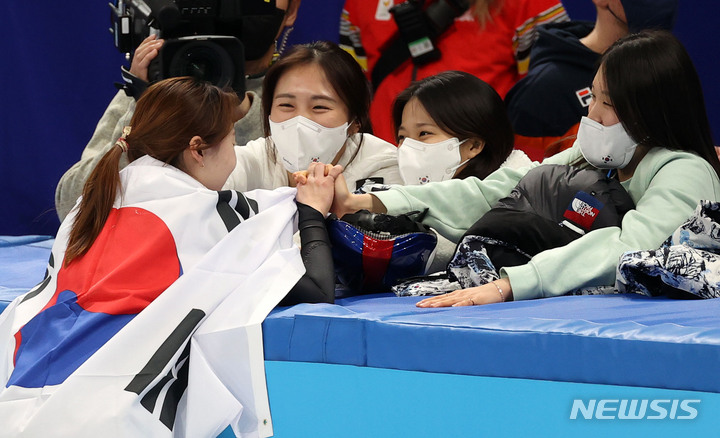 [베이징(중국)=뉴시스] 홍효식 기자 = 16일 오후 중국 베이징 캐피털 실내경기장에서 열린 2022 베이징동계올림픽 쇼트트랙 여자 1500m 결승에서 금메달을 획득한 최민정이 동료 선수들과 기쁨을 나누고 있다. 2022.02.16. yesphoto@newsis.com