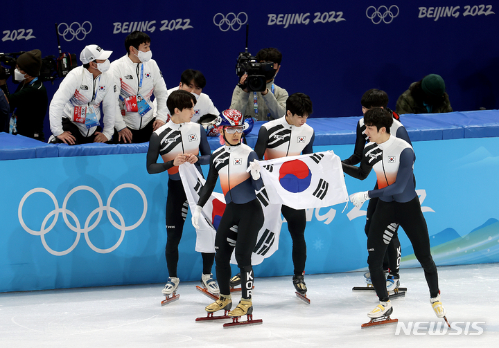 [베이징(중국)=뉴시스] 김병문 기자 = 16일 오후 중국 베이징 캐피털 실내경기장에서 열린 2022 베이징동계올림픽 쇼트트랙 남자 5000m 계주 결승, 은메달을 딴 한국 대표팀 선수들이 태극기를 들고 기뻐하고 있다. 2022.02.16. dadazon@newsis.com