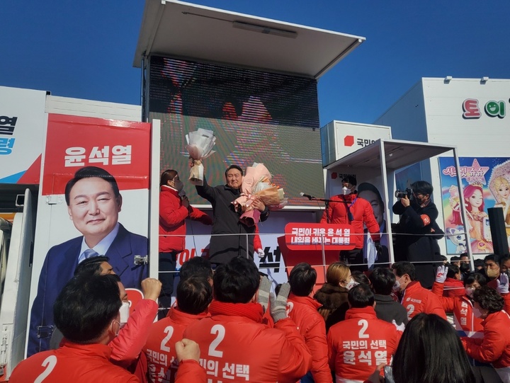 [용인=뉴시스] 이병희 기자 =윤석열 국민의힘 대선후보가 17일 용인시 죽전역 앞에서 지지를 호소하고 있다. 2022.02.17. iambh@newsis.com *재판매 및 DB 금지