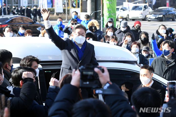 [서울=뉴시스] 국회사진기자단 = 이재명 더불어민주당 대선 후보가 17일 서울 노원구 롯데백화점 노원점 앞에서 열린 유세 현장에 도착해 인사하고 있다. 2022.02.17. photo@newsis.com