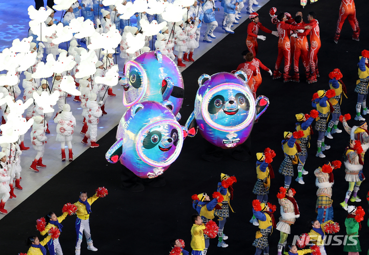 [베이징(중국)=뉴시스] 김병문 기자 = 4일 오후 중국 베이징국립경기장에서 열린 2022 베이징 동계올림픽 개막식에서 축하공연이 펼쳐지고 있다. 2022.02.04. dadazon@newsis.com