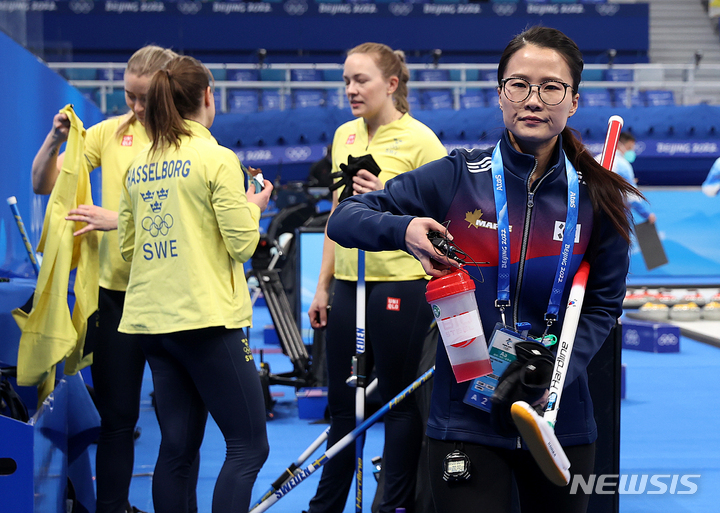 [베이징(중국)=뉴시스] 김병문 기자 = 17일 중국 베이징 내셔널 아쿠아틱 센터에서 열린 2022 베이징 동계올림픽 컬링 여자 한국과 스웨덴의 경기, 대한민국 팀킴 김은정이 4대8로 패한 뒤 경기장을 나서고 있다. 2022.02.17. dadazon@newsis.com