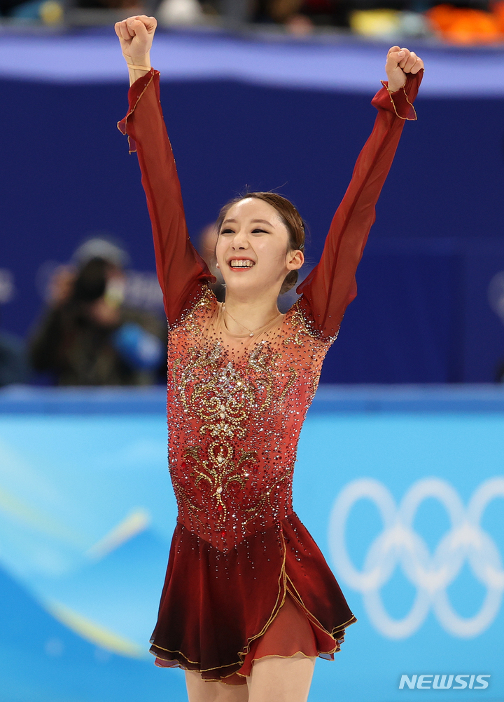 [베이징(중국)=뉴시스] 김병문 기자 = 17일 오후 중국 베이징 캐피털 실내경기장에서 열린 2022 베이징동계올림픽 피겨 스케이팅 여자 싱글 프리스케이팅에서 한국 김예림이 연기를 마친 뒤 두 손을 들어 올리고 있다. 2022.02.17. dadazon@newsis.com