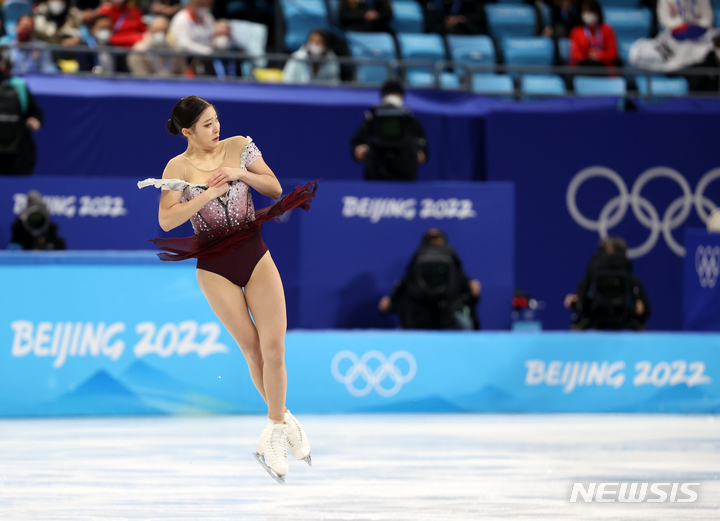 [베이징(중국)=뉴시스] 김병문 기자 = 17일 오후 중국 베이징 캐피털 실내경기장에서 열린 2022 베이징동계올림픽 피겨 스케이팅 여자 싱글 프리스케이팅에서 한국 유영이 연기하고 있다. 2022.02.17. dadazon@newsis.com