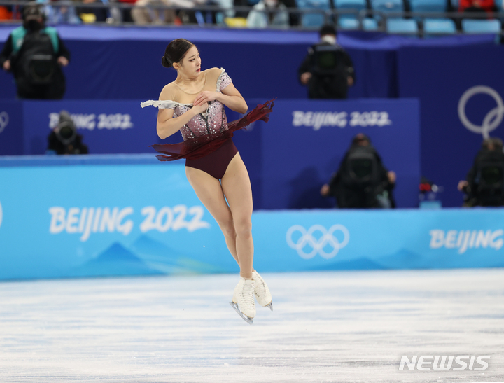 [베이징(중국)=뉴시스] 김병문 기자 = 17일 오후 중국 베이징 캐피털 실내경기장에서 열린 2022 베이징동계올림픽 피겨 스케이팅 여자 싱글 프리스케이팅에서 한국 유영이 점프 연기를 하고 있다. 유영은 이날 트리플 악셀을 비롯한 모든 점프를 안정적으로 착지했다. 2022.02.17. dadazon@newsis.com