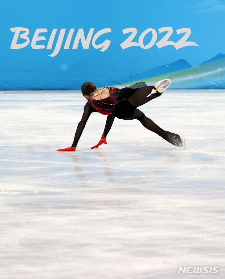 [베이징(중국)=뉴시스] 고범준 기자 = 17일 오후 중국 베이징 캐피털 실내경기장에서 열린 2022 베이징동계올림픽 피겨 스케이팅 여자 싱글 프리스케이팅에서 카밀라 발리예바(러시아 올림픽 위원회·ROC)가 연기를 하던중 넘어지고 있다. 2022.02.17. bjko@newsis.com