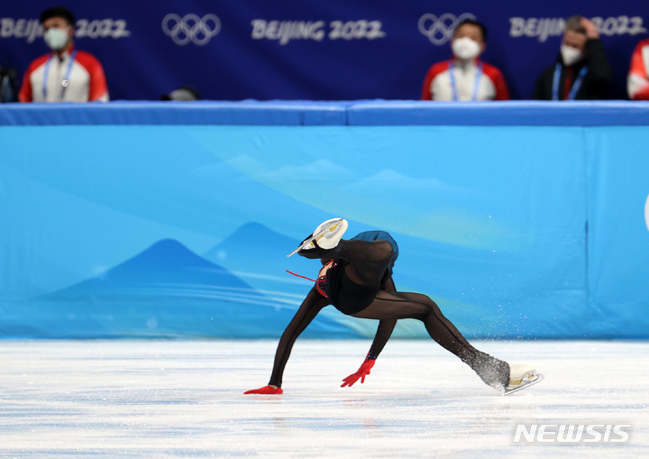 [베이징(중국)=뉴시스] 김병문 기자 = 17일 오후 중국 베이징 캐피털 실내경기장에서 열린 2022 베이징동계올림픽 피겨 스케이팅 여자 싱글 프리스케이팅에서 금지약물(도핑) 적발에도 불구하고 출전한 러시아올림픽위원회(ROC) 카밀라 발리예바가 넘어지고 있다. 2022.02.17. dadazon@newsis.com