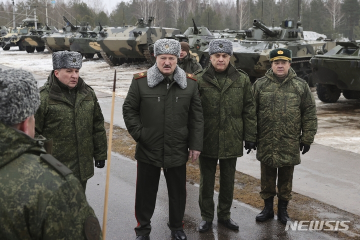 [오시포비치=AP/뉴시스] 알렉산드르 루카셴코(가운데) 벨라루스 대통령이 17일(현지시간) 러시아-벨라루스 합동 군사훈련이 열리고 있는 오시포비치 훈련장을 방문해 기자들에게 발언하고 있다. 2022.02.18.