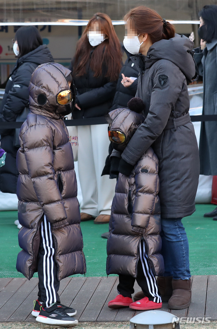 [서울=뉴시스] 이영환 기자 = 0시 기준 코로나19 신규 확진자가 10만9831명 발생한 18일 오전 서울 송파구 선별진료소에서 어린이들이 검사를 받기 위해 대기하고 있다. 2022.02.18. 20hwan@newsis.com