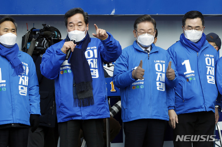 [순천=뉴시스] 최동준 기자 = 이재명 더불어민주당 대선 후보가 18일 전남 순천 연향패션거리에서 열린 유세에서 이낙연 총괄선대위원장의 지지 연설에 엄지척을 하고 있다. 2022.02.18. photocdj@newsis.com