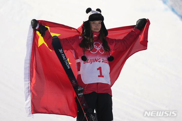 [장자커우=AP/뉴시스] 에일린 구(중국명 구아일링)가 18일(현지시간) 중국 허베이성 장자커우의 겐팅 스노우파크에서 열린 2022 베이징 동계올림픽 스키 프리스타일 여자 하프파이프에서 우승한 후 시상대에 올라 포즈를 취하고 있다. 에일린 구는 프리스타일스키 빅에어와 하프파이프 2관왕에 올랐고 슬로프스타일에선 은메달을 획득해 출전한 3개 종목에서 모두 메달을 따냈다. 2022.02.18.