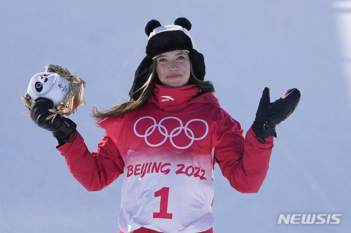 [장자커우=AP/뉴시스] 에일린 구가 18일 중국 허베이성 장자커우의 겐팅 스노우파크에서 열린 2022 베이징동계올림픽 프리스타일 스키 여자 하프파이프 결선에서 95.25점을 얻어 금메달을 딴 뒤 시상식에서 세리머니를 펼치고 있다. 2022.02.18