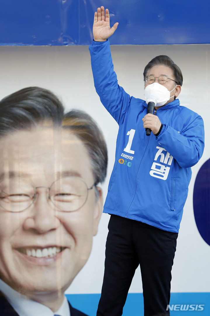 [목포=뉴시스] 최동준 기자 = 이재명 더불어민주당 대선 후보가 18일 전남 목포 평화광장에서 유세를 열고 지지를 호소하고 있다. 2022.02.18. photocdj@newsis.com