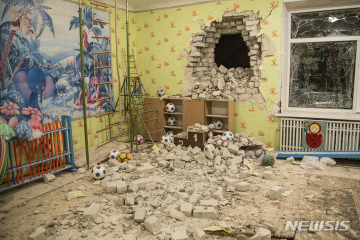 [스타니챠 루한스크=Ap/뉴시스]폭격으로 부서진 벽돌과 장난감들이 뒤엉킨 우크라이나 동부 스타니챠 루한스크의 한 유치원. 2022.2.17.