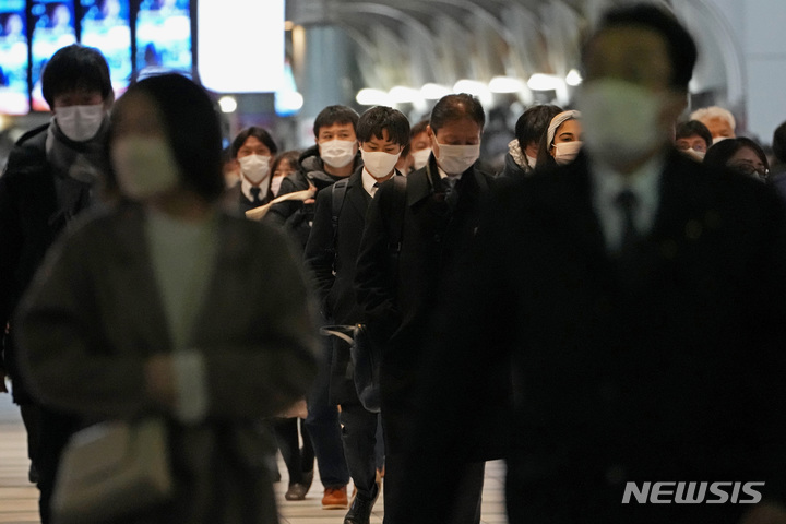 [도쿄(일본)=AP/뉴시스]지난 2월 일본 시민들이 마스크를 쓰고 도쿄 거리를 걷고 있다.