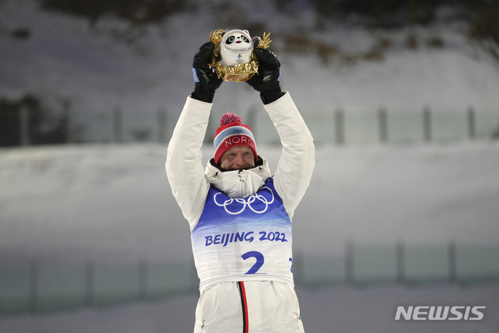 [장자커우(중국)=AP/뉴시스]노르웨이의 남자 바이애슬론 요하네스 보에(29)가 18일 중국 허베이성 장자커우의 국립 바이애슬론 센터에서 열린 2022 베이징동계올림픽 바이애슬론 남자 15㎞ 매스스타트에서 38분14초4로 가장 먼저 결승선을 통과하며 금메달을 목에 걸었다. 20년 만에 동계올림픽 4관왕이 탄생했다.