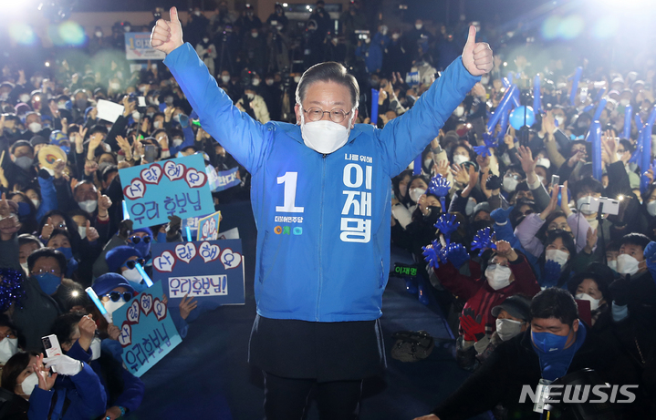 [광주=뉴시스] 최동준 기자 = 이재명 더불어민주당 대선 후보가 18일 광주 동구 5.18 민주광장에서 유세를 열고 지지를 호소하고 있다. 2022.02.18. photocdj@newsis.com