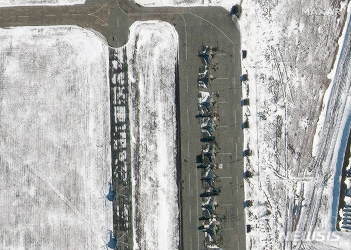 [밀레로보=AP/뉴시스] 막사 테크놀러지가 제공한 위성사진에 18일(현지시간) 벨라루스 밀레로보 군 비행장에 러시아군의 Su-25 전투기들이 배치돼 있다. 2022.02.19.