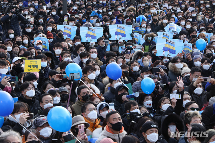 [화성=뉴시스] 최동준 기자 = 19일 경기 화성 동탄센트럴파크에서 열린 이재명 더불어민주당 대선 후보의 유세를 지지자와 시민들이 지켜보고 있다. 2022.02.19. photocdj@newsis.com