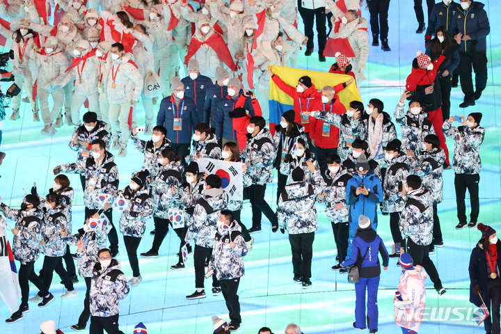 [베이징(중국)=뉴시스] 고범준 기자 = 20일 오후 중국 베이징 국립 경기장에서 열린 2022 베이징 동계올림픽 폐막식에서 대한민국 선수들이 태극기를 들고 입장하고 있다. 2022.02.20. bjko@newsis.com