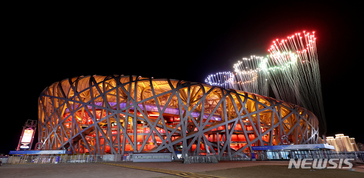 [베이징(중국)=뉴시스] 김병문 기자 = 2022 베이징 동계올림픽 폐막식이 열린 20일 오후 중국 베이징 국립 경기장 위로 축하 불꽃이 수놓여 있다. 2022.02.20. dadazon@newsis.com