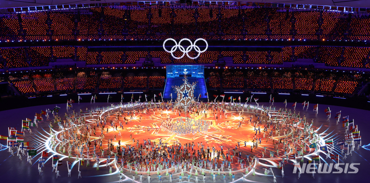 [베이징(중국)=뉴시스] 고범준 기자 = 20일 오후 중국 베이징 국립 경기장에서 개최된 2022 베이징 동계올림픽 폐막식에서 공연이 진행되고 있다. 2022.02.20. bjko@newsis.com
