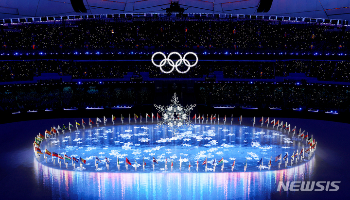 [베이징(중국)=뉴시스] 고범준 기자 = 20일 오후 중국 베이징 국립 경기장에서 열린 2022 베이징 동계올림픽 폐막식에서 올림픽 성화가 꺼지고 있다. 2022.02.20. bjko@newsis.com