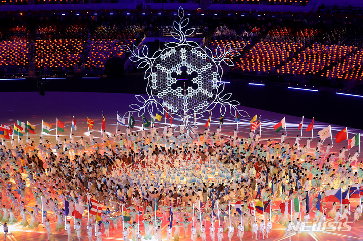 [베이징(중국)=뉴시스] 고범준 기자 = 20일 오후 중국 베이징 국립 경기장에서 열린 2022 베이징 동계올림픽 폐막식에서 공연이 열리고 있다. 2022.02.20. bjko@newsis.com