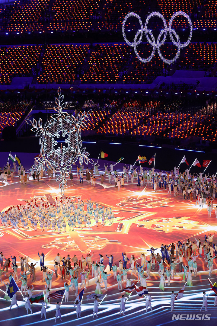 [베이징(중국)=뉴시스] 홍효식 기자 = 20일 오후 중국 베이징 국립 경기장에서 열린 2022 베이징 동계올림픽 폐막식에서 성화가 꺼진 뒤 공연이 펼쳐지고 있다. 2022.02.20. yesphoto@newsis.com