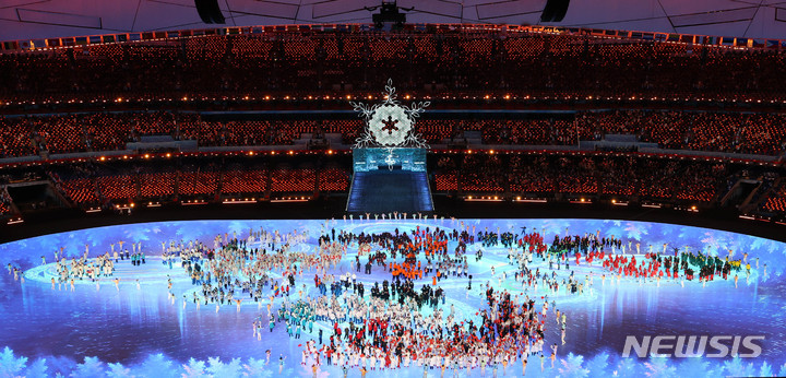 [베이징(중국)=뉴시스] 고범준 기자 = 지난 20일 오후 중국 베이징 국립 경기장에서 열린 2022 베이징 동계올림픽 폐막식에서 공연이 펼쳐지고 있다. 2022.02.21. bjko@newsis.com