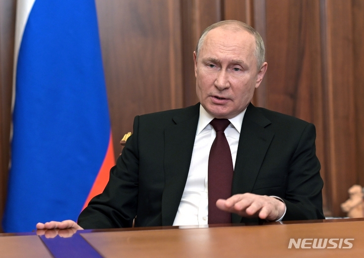 {AP/뉴시스] 크렘린 풀 사진으로 2월21일 밤 푸틴 대통령이 대국민 연설에서 우크라이나 동부의 분리 '인민공화국' 국가인정을 밝히고 있다