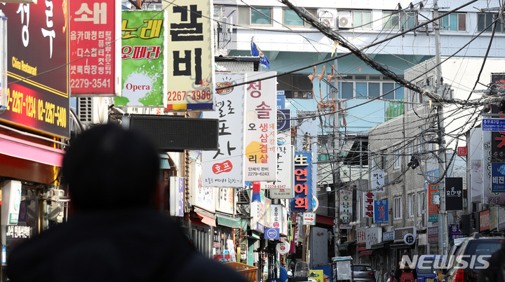 [서울=뉴시스] 이영환 기자 = 서울 중구 인현시장 일대 상점가. 2022.02.22. 20hwan@newsis.com