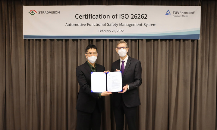 [서울=뉴시스]ISO 26262' 기능 안전 관리 인증 수여식. 스트라드비젼 김준환 대표(왼쪽)과 TUV 라인란드 코리아 프랭크 주트너 대표 (사진=스트라드비젼 제공) *재판매 및 DB 금지