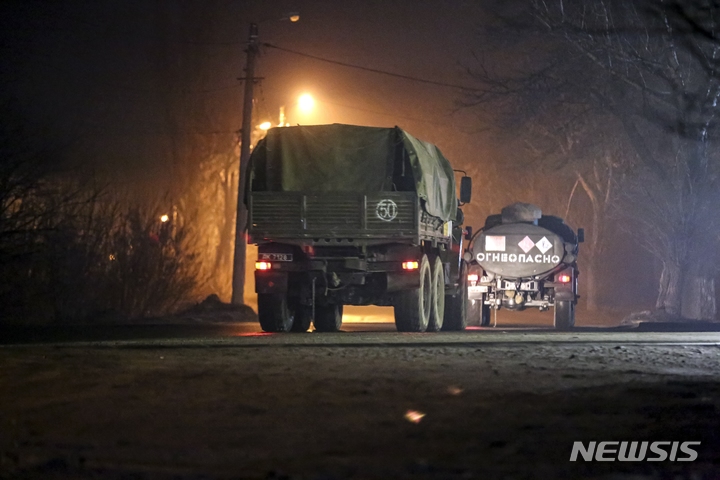[도네츠크=AP/뉴시스] 지난 22일(현지시간) 우크라이나 동부 친 러시아 무장세력이 통제하고 있는 도네츠크에서 군용 트럭들이 도로를 주행하고 있다. 2022.02.24.