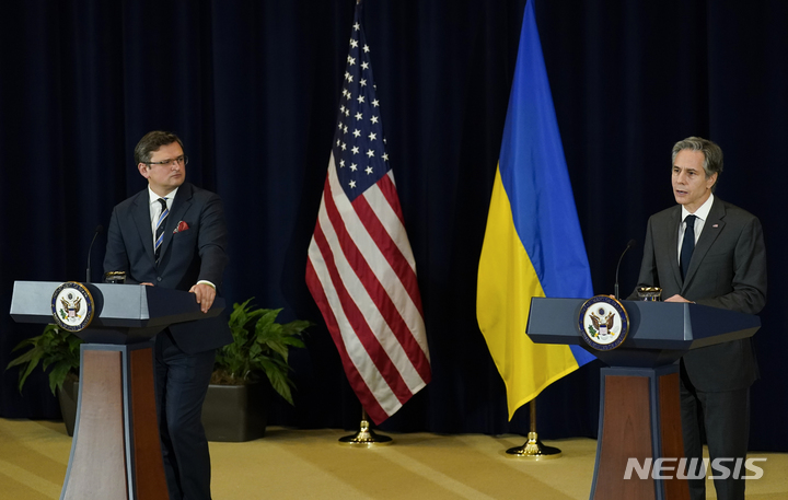 [워싱턴=AP/뉴시스] 토니 블링컨(오른쪽) 미 국무장관이 2월 22일(현지시간) 워싱턴 국무부에서 드미트로 쿨레바 우크라이나 외교장관과 회담 후 공동기자회견을 하고 있다. 2022.02.23. 
